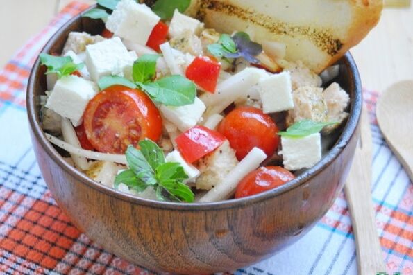 Salade de muesli au riz basmati pour tous ceux qui souhaitent perdre du poids avec un régime méditerranéen