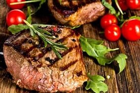 Steak aux légumes et légumes pour le régime céto